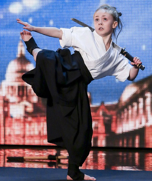 她參加了英國達(dá)人秀節(jié)目，表演的舞劍表演奪得評(píng)委和觀眾的一致喝彩。