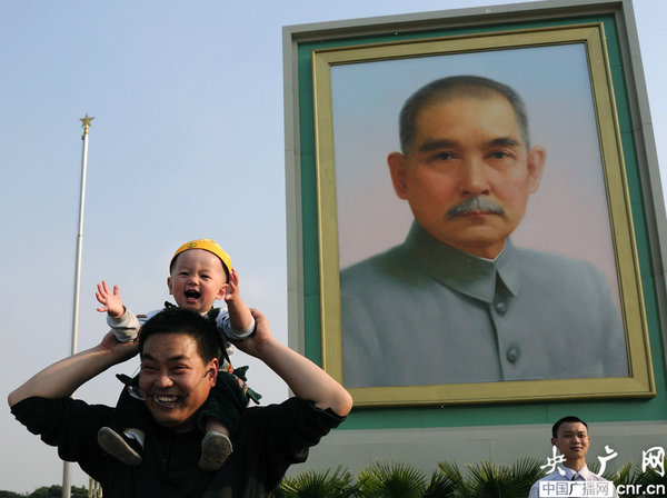 2014年4月27日，北京，孫中山先生的巨幅畫像亮相天安門廣場(chǎng)，迎接“五一”國(guó)際勞動(dòng)節(jié)的到來(lái)。