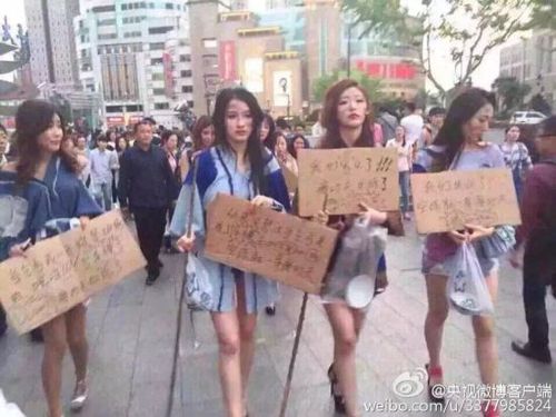 　4月26日晚消息，一大波美女車模打扮成乞丐，在上海徐家匯街頭乞討，以抗議車展拒絕車模導(dǎo)致自己失業(yè)。1