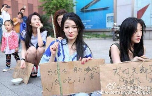 　4月26日晚消息，一大波美女車模打扮成乞丐，在上海徐家匯街頭乞討，以抗議車展拒絕車模導(dǎo)致自己失業(yè)。3