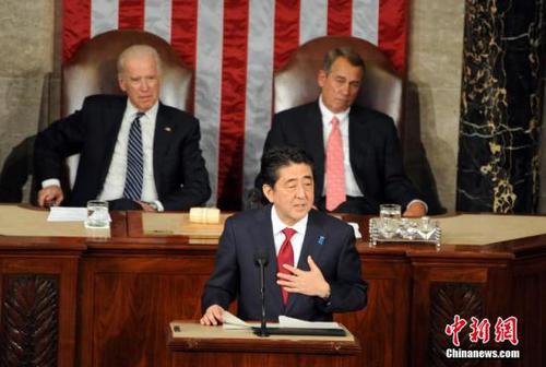當(dāng)?shù)貢r(shí)間4月29日，日本首相安倍晉三在美國國會發(fā)表演講，全程未提及“道歉”二字，也沒有提慰安婦問題。他這一回避責(zé)任的做法引起抗議。 圖為安倍發(fā)表演講。 中新社發(fā) 張蔚然 攝