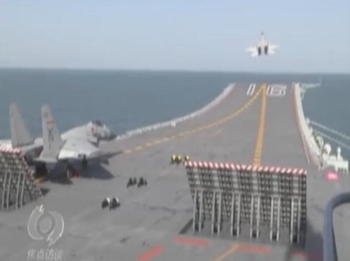兩架殲-15艦載機在遼寧艦航母連續(xù)起飛