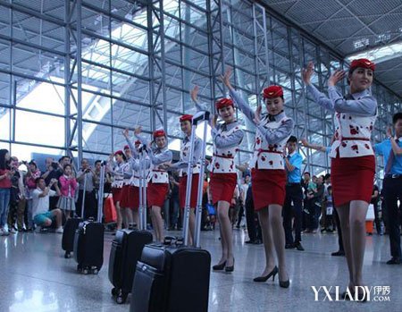 成都雙流國(guó)際機(jī)場(chǎng)空姐熱舞小蘋果 呼吁人們文明乘機(jī)安全出行
