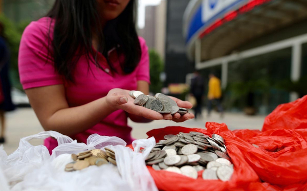 女子兌換百斤硬幣跑六銀行遭拒-嘆銀行嫌貧愛(ài)富4