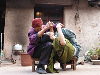 文慧的參展作品包括《和三奶奶跳舞》。此前生活舞蹈工作室很多作品都取材自生活中的場(chǎng)景。