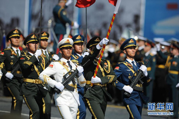 5月7日，在俄羅斯首都莫斯科，中國人民解放軍三軍儀仗隊在彩排中列隊行進。當日，俄羅斯在首都莫斯科的紅場舉行紀念衛(wèi)國戰(zhàn)爭勝利70周年紅場閱兵式總彩排。 新華社記者 戴天放 攝