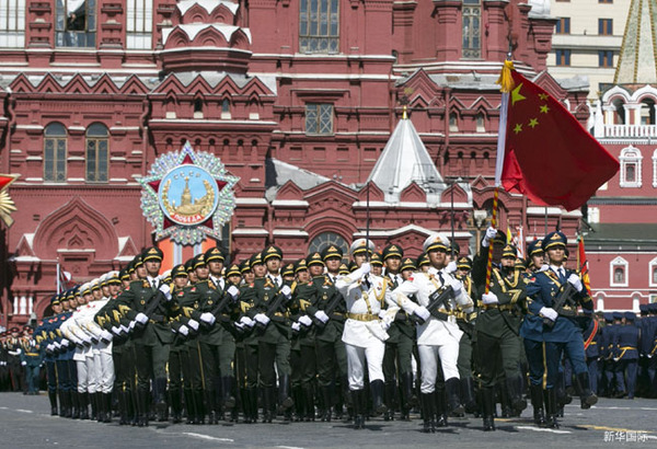 5月7日，在俄羅斯首都莫斯科，中國人民解放軍三軍儀仗隊(duì)在彩排中列隊(duì)行進(jìn)。當(dāng)日，俄羅斯在莫斯科紅場舉行紀(jì)念衛(wèi)國戰(zhàn)爭勝利70周年紅場閱兵式總彩排。新華社記者馬占成攝