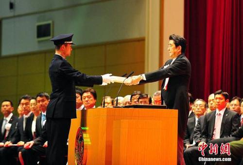 資料圖：日本首相安倍晉三3月22日參加位于橫須賀市的日本防衛(wèi)大學(xué)畢業(yè)儀式。他在向畢業(yè)學(xué)員發(fā)表的“訓(xùn)示”中，再度表達(dá)其對(duì)于“集體自衛(wèi)權(quán)”的強(qiáng)烈意欲。中新社發(fā) 王健 攝