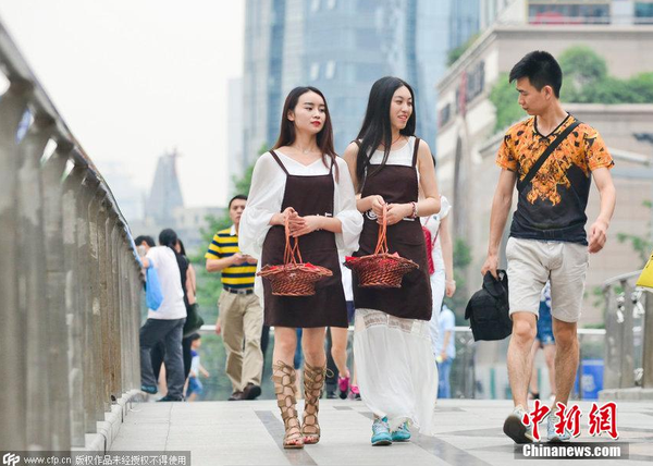 小敏和小悅在街頭送外賣，吸引市民目光。呂甲 攝