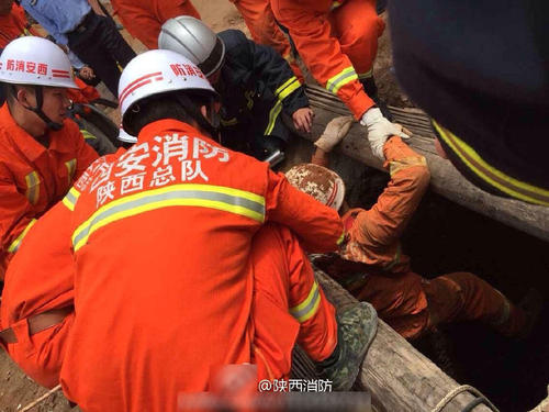 下井救援的消防官兵。