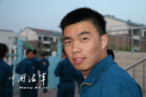 魯朋飛在訓(xùn)練場上。來源：中國海軍網(wǎng)