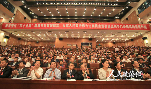 4、深圳市政協(xié)六屆一次會(huì)議5月28日開幕，委員們認(rèn)真聽會(huì)_副本