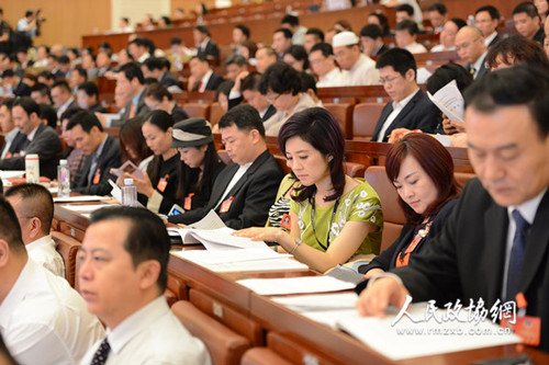 6、深圳市政協(xié)六屆一次會(huì)議5月28日開幕，委員們認(rèn)真聽會(huì)_副本