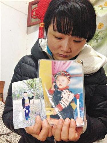 母親刁秀拿著王志強(qiáng)12歲和3歲時的照片。