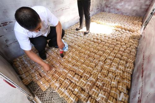 2015年6月2日，沈陽一市民攜66萬硬幣和2萬紙幣到車行買車，1320捆硬幣平鋪在車廂內(nèi)運走。