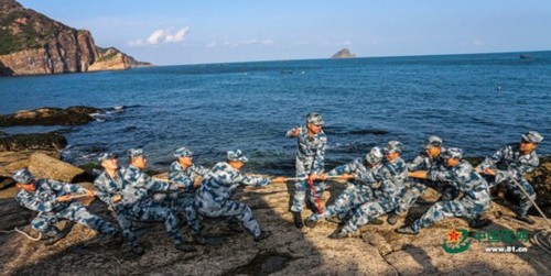 訓練間隙有多種休閑活動，比如海邊的拔河。曹占禮 攝