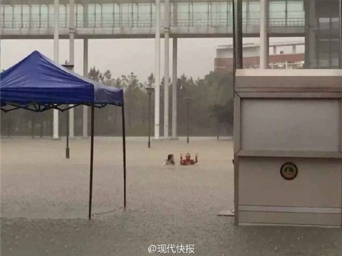 圖為暴雨中的南京。3