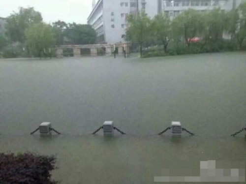 圖為暴雨中的南京。5