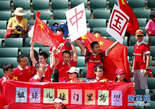 6月11日，中國(guó)隊(duì)球迷賽前手舉標(biāo)語(yǔ)為球隊(duì)加油助威。當(dāng)日，在加拿大埃德蒙頓英聯(lián)邦體育場(chǎng)舉行的第七屆國(guó)際足聯(lián)女足世界杯A組小組賽中，中國(guó)隊(duì)以1比0戰(zhàn)勝荷蘭隊(duì)，獲得首場(chǎng)勝利。新華社記者丁旭攝