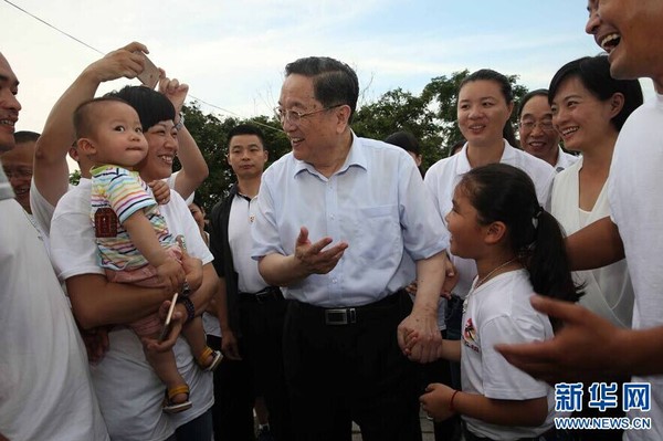 6月13日，中共中央政治局常委、全國政協(xié)主席俞正聲來到廈門市海滄區(qū)青礁村院前社出席兩岸“同名村、心連心”交流活動，并與部分前來參加第七屆海峽論壇的鄉(xiāng)親座談。這是俞正聲在社區(qū)的小路上與兩岸同名村的鄉(xiāng)親親切交談。 新華社記者劉衛(wèi)兵攝