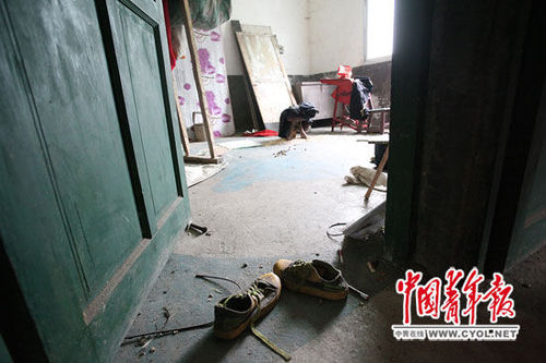 在4兄妹住的三層小樓里，一個(gè)房間門口散落著一雙運(yùn)動(dòng)鞋。 白皓 攝