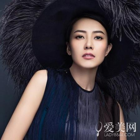　高圓圓屬于沒架子的女神，對工作人員很貼心，一點都沒有熒幕形象給人的那種距離感。
