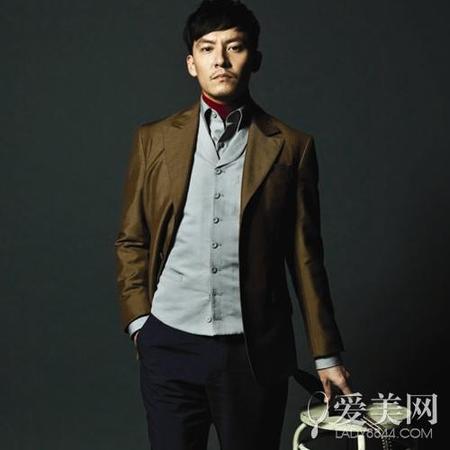張震為了給工作人員讓座，自己默默站了很久，如此貼心的男神真是好完美!