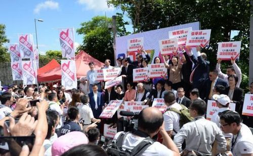 　6月17日上午，香港政府就政改方案提交立法會(huì)審議表決。圖為支持政改方案的香港團(tuán)體在立法會(huì)大樓外集會(huì)。