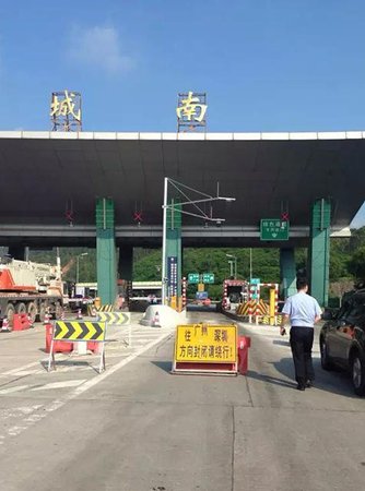 記者從現(xiàn)場傳來消息，目前，粵贛高速河源城南入口往廣州、深圳方向已封閉。