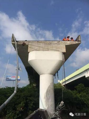 目前民警仍在事故現(xiàn)場(chǎng)勘測(cè)，事故當(dāng)中人員傷亡情況仍在統(tǒng)計(jì)，事故原因正在調(diào)查當(dāng)中。