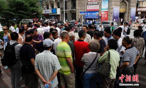 資料圖：6月13日，位于上海廣東路的申銀萬國(guó)黃浦營(yíng)業(yè)部門前人頭攢動(dòng)，沉寂了很長(zhǎng)一段時(shí)間的“馬路股市沙龍”重現(xiàn)上海街頭。湯彥俊 攝