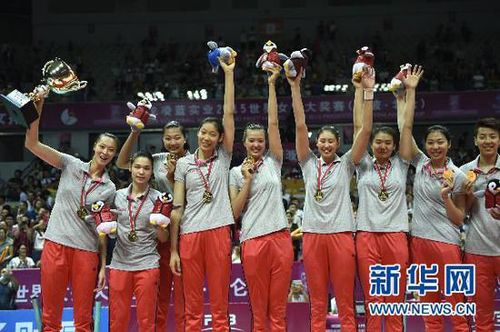 7月5日，中國隊隊員在領(lǐng)獎臺上。當(dāng)日，2015世界女排大獎賽北侖站比賽落下帷幕，中國隊以3比1戰(zhàn)勝俄羅斯隊，以三戰(zhàn)全勝的成績奪得2015世界女排大獎賽北侖站冠軍。新華社記者鞠煥宗攝