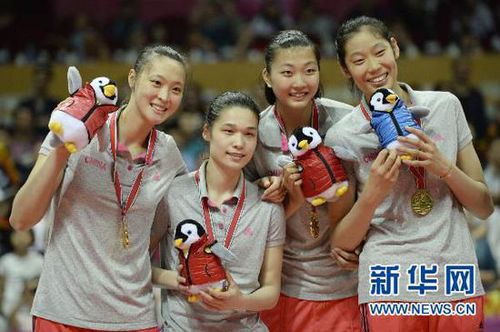 7月5日，中國隊隊員惠若琪（左一）、王夢潔（左二）、袁心玥（右二）、朱婷在領獎臺上。當日，2015世界女排大獎賽北侖站比賽落下帷幕，中國隊以3比1戰(zhàn)勝俄羅斯隊，以三戰(zhàn)全勝的成績奪得2015世界女排大獎賽北侖站冠軍。新華社記者鞠煥宗攝 - 副本