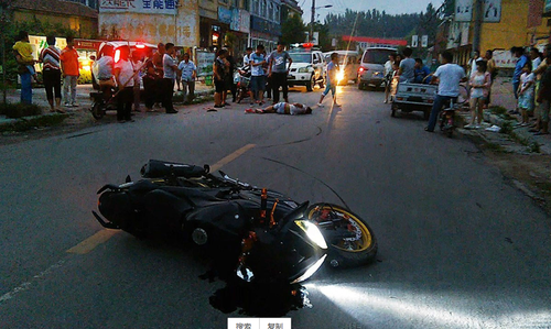 477月10日，安徽淮北，一名青年男性車禍后倒在路上，眾人圍觀。
