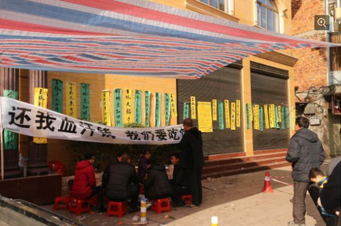 鄒勇說，11月25日，他聽一個當?shù)嘏笥颜f王林開車回到了蘆溪的豪宅。次日，他前去找王林談一下兩人之間的債務(wù)問題，但沒有人開門。