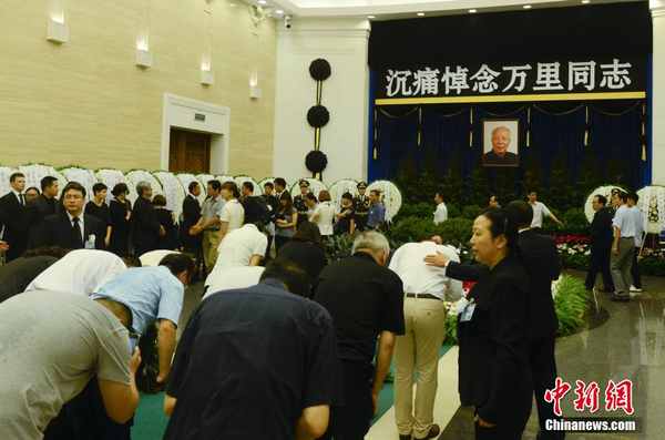 7月22日，萬里遺體在北京火化，社會各界人士前往八寶山殯儀館進行悼念。 中新社發(fā) 盛佳鵬 攝
