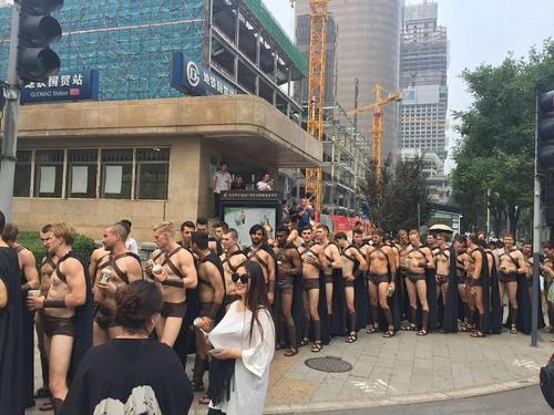 眾多外籍人士身穿斯巴達(dá)服飾當(dāng)街聚集時(shí)，引來(lái)不少網(wǎng)友爭(zhēng)相拍照，并在社交平臺(tái)上迅速傳播。從這些圖片中可以看到，這群外籍男子有數(shù)十人之多，他們上身赤裸、穿著短褲、佩戴披風(fēng)，裝扮為斯巴達(dá)勇士的樣子。