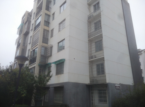 李柳欣稱常世雄索要的房屋在這棟樓房內(nèi)，九峰小區(qū)內(nèi)的樓房外觀顯得樸素低調(diào)