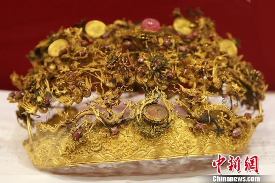中國古代女性所用黃金頭冠。 泱波 攝