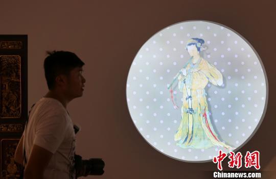 “溫·婉——中國古代女性文物大展”正在南京博物院布展。 泱波 攝