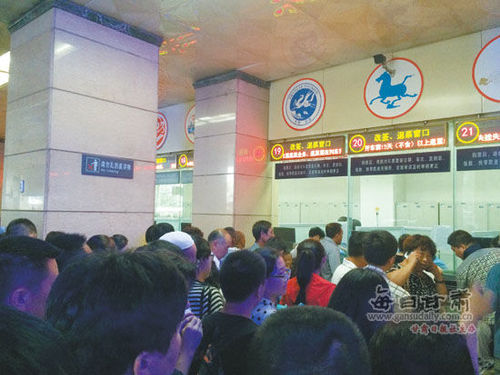 受隴海線(xiàn)中斷影響，蘭州火車(chē)站售票大廳改退簽窗口排滿(mǎn)了旅客。本報(bào)記者宋鶴莉攝