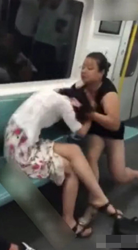 圖為兩女子打架的視頻截圖。