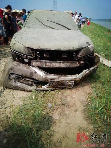 車內(nèi)有一具高度腐爛的尸體，經(jīng)證實(shí)，正是失聯(lián)的趙華