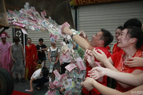 　圖為景區(qū)工作人員將鏟車運(yùn)來清點(diǎn)鈔票。