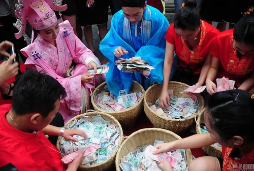 　圖為景區(qū)工作人員將鏟車運(yùn)來清點(diǎn)鈔票。1