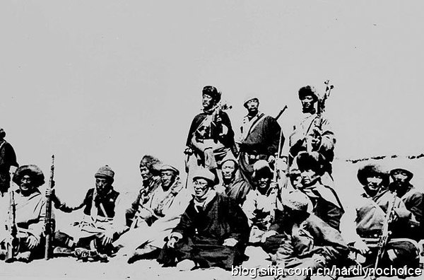 1959年，喬裝成農(nóng)民的達賴喇嘛在中情局訓練的特務人員的陪同下逃往印度。圖片來源：鳳凰網(wǎng)