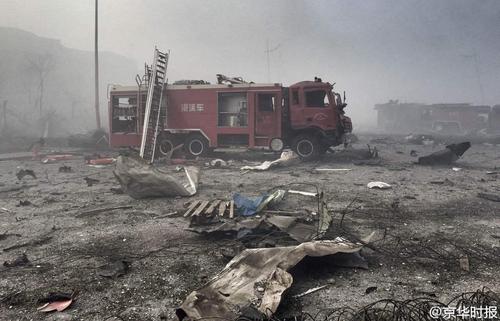 目前，躍進路上還停放著大量被爆炸毀的大貨車，有些車輛仍處于點火狀態(tài)。京華時報 韓天博 潘之望 攝