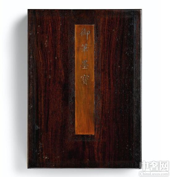 清乾隆時期的緙絲御筆墨寶詠西湖景詩冊(824萬港元)