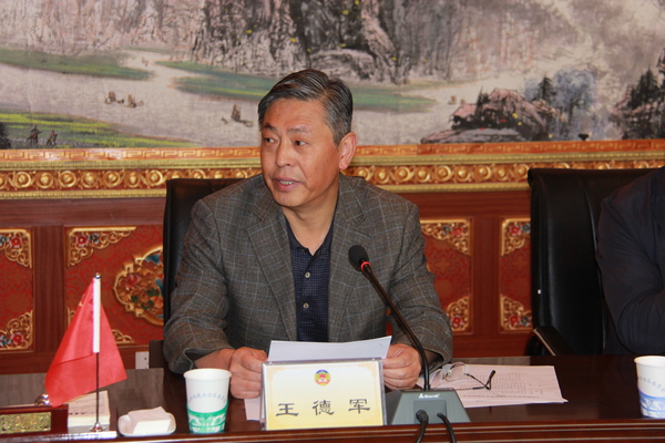 西藏自治區(qū)政協(xié)機(jī)關(guān)黨組成員、辦公廳巡視員王德軍主持捐贈儀式
