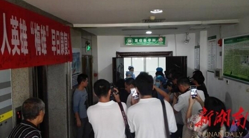 圖為市民在走廊等待送梅雄最后一程。